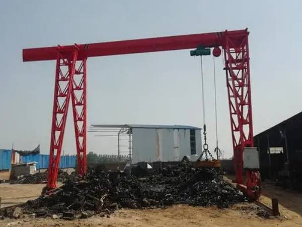 1728522510107299.jpg 龍門吊作業(yè)中如何防止高處墜落事故?